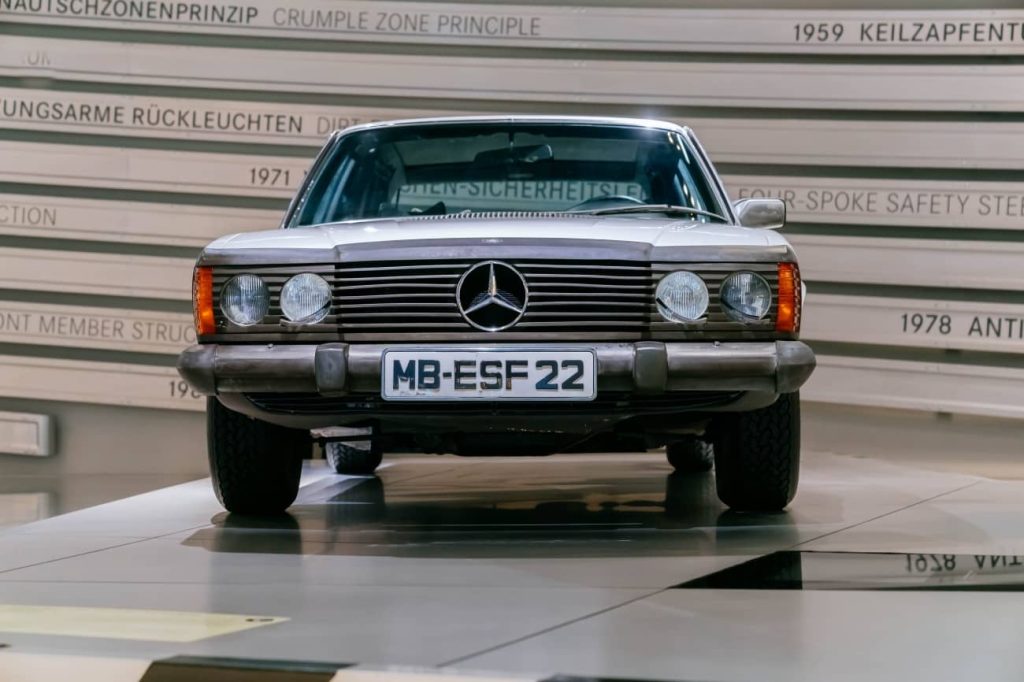 Musée Mercedes-Benz - Salle de légende 5, Visionnaires - Sécurité et environnement - Le véhicule expérimental de sécurité Mercedes-Benz ESF 22 de 1973 - Vue frontale de l'extérieur.