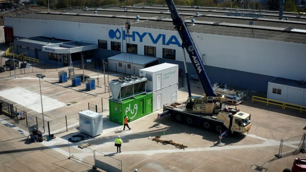 HYVIA installe son premier électrolyseur dans son usine de Flins, France
