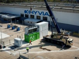 HYVIA installe son premier électrolyseur dans son usine de Flins, France