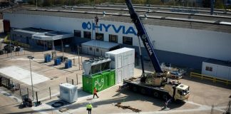 HYVIA installe son premier électrolyseur dans son usine de Flins, France