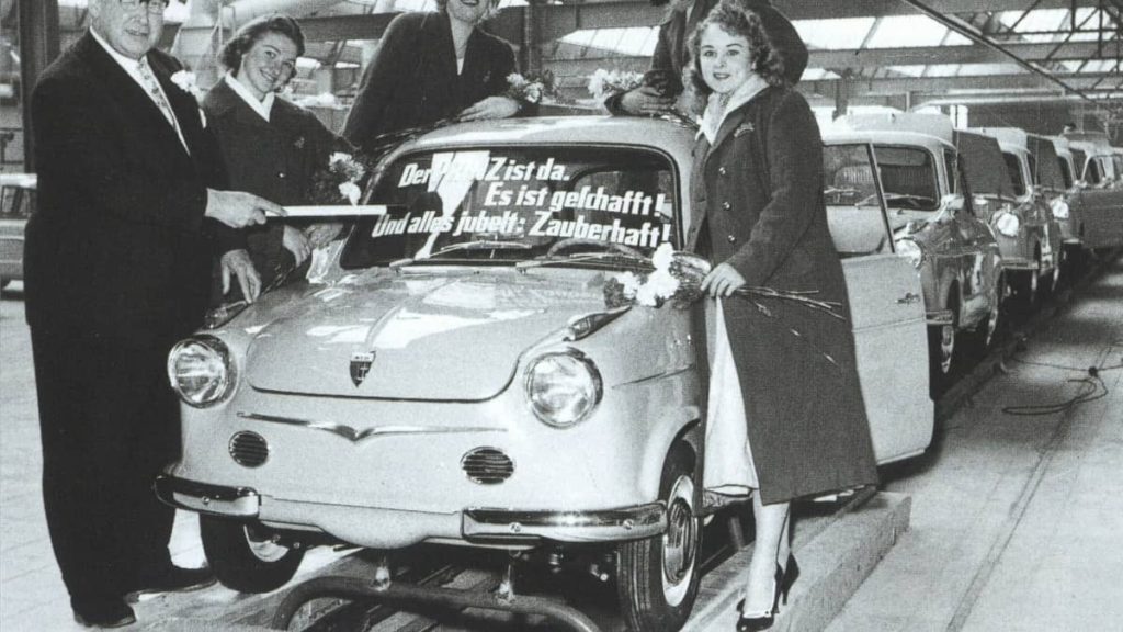 « Conduisez une Prinz et vous serez roi » – la NSU Prinz Le 4 mars 1958 la premiere NSU Prinz est sortie de a chaine de montage