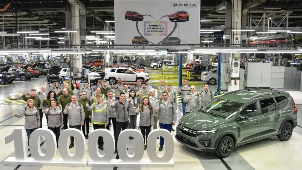 DACIA JOGGER : le 100 000e exemplaire du break à sept places est sorti des chaînes de production de l’usine roumaine de Mioveni dacia jogger production mioveni