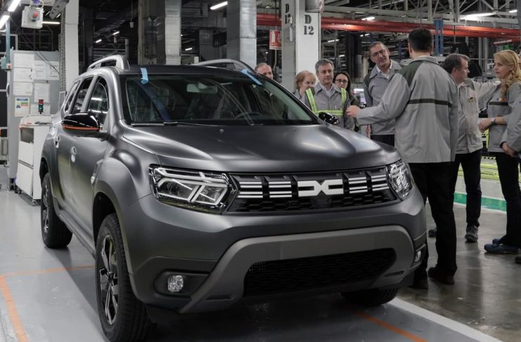 la prouesse industrielle de dacia pour transformer l'identité visuelle de ses automobiles