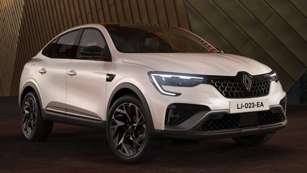 Nouveau Renault Arkana 2023 : logo « Nouvel’R » Renault au centre, et nouvelle version haut de gamme Esprit Alpine à l’allure « sport-chic » Nouveau Renault Arkana 2023
