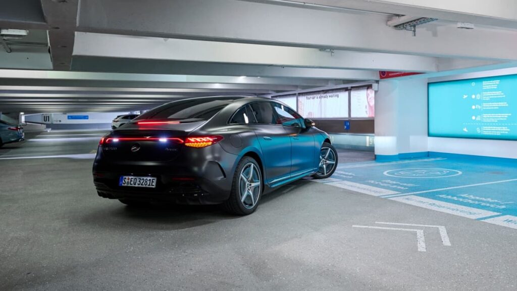 Mercedes-Benz EQE Berline - INTELLIGENT PARK PILOT