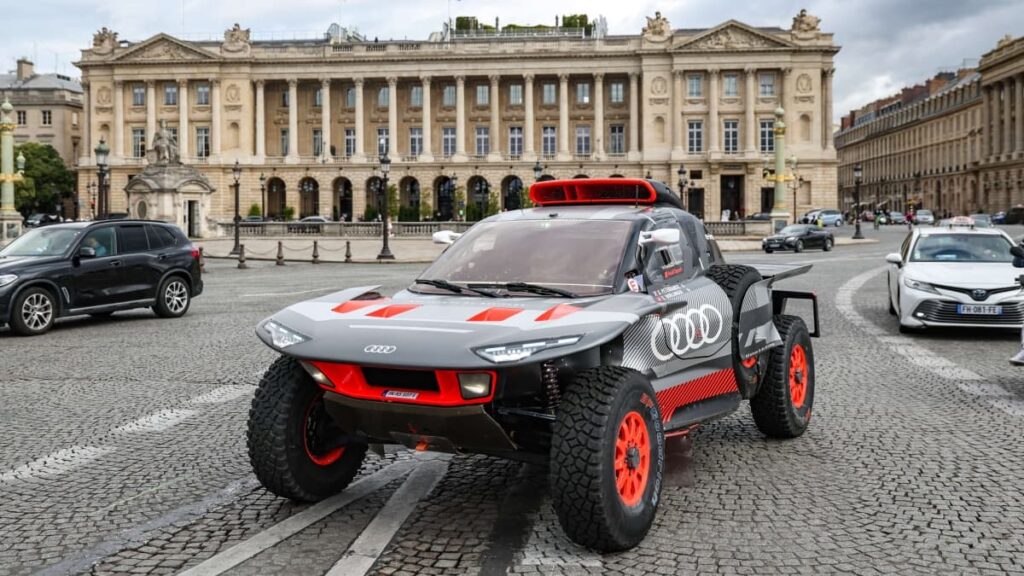 L’Audi RS Q e-tron séduit Paris avec Stéphane PETERHANSEL et Edouard BOULANGER Audi RS Q e-tron - Paris
