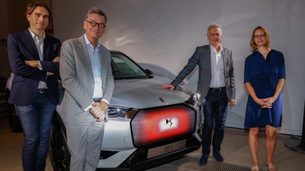 DS x Métiers d’Art 2 - lauréate, Lyse Drouaine illumine la calandre de DS 3 E-Tense