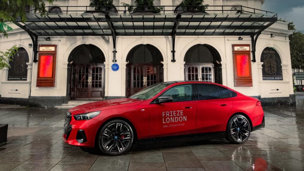 BMW Open Work 2023 : « LA POTION (EH) » de l’artiste française Sara Sadik est présentée en avant-première lors de Frieze London BMW Open Work 2023