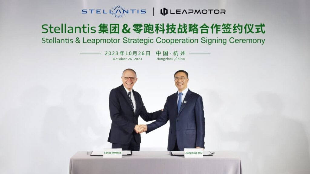 Stellantis devient actionnaire stratégique de Leapmotor, en vue du développement de ’activité internationale des véhicules électriques Partenariat stratégique entre Stellantis et Leapmotor - Carlos Tavares, CEO de Stellantis et Zhu Jiangming, fondateur et CEO de Leapmotor