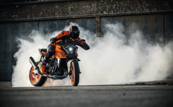 MY24 KTM 990 DUKE