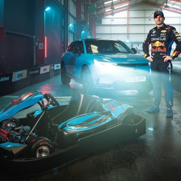 Max Verstappen crée la surprise avec la Honda eNy1 électrique auprès de jeunes pilotes de karting