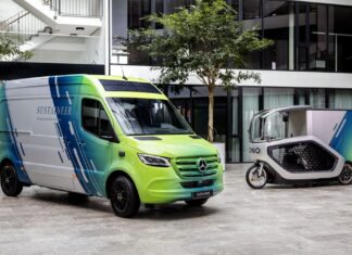 Nouveau concept logistique - une combinaison intelligente associant Mercedes-Bens eSprinter et vélo cargo électrique