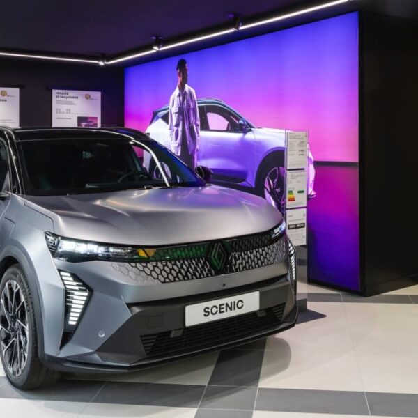 rnlt© : le nouveau format de distribution compact et immersif de Renault