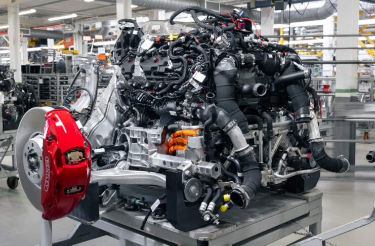 Bentley V8 Ultra Performance Hybrid ©Bentley