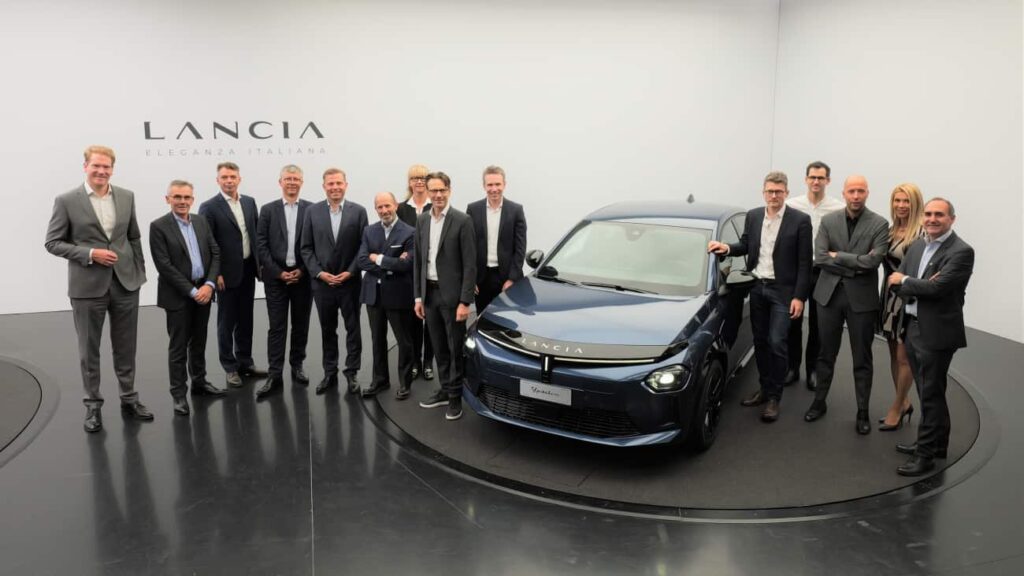 Stellantis et SIXT célèbrent déjà 30 000 livraisons en cinq mois SIXT et Stellantis - Lancia leadership teams ©Stellantis