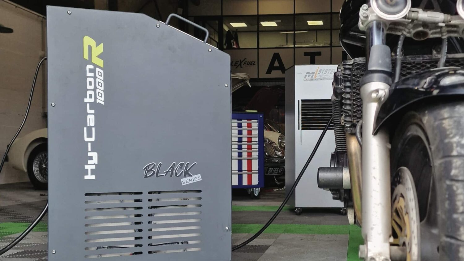 FlexFuelEnergy Developement propose une nouvelle prestation préventive pour anticiper le contrôle technique des deux-roues - Hy-Carbon 1000R en action 2 ©FlexFuelEnergy