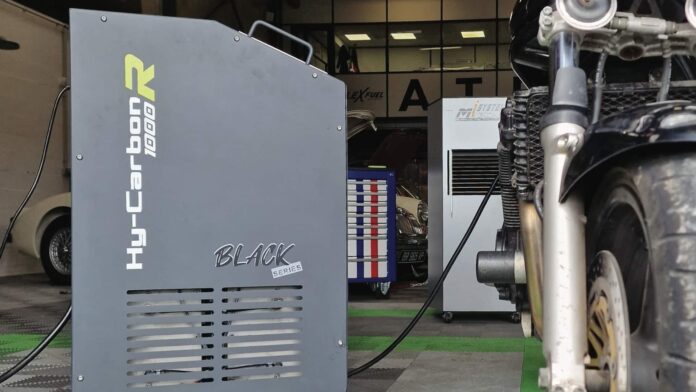 FlexFuelEnergy Developement propose une nouvelle prestation préventive pour anticiper le contrôle technique des deux-roues - Hy-Carbon 1000R en action 2 ©FlexFuelEnergy