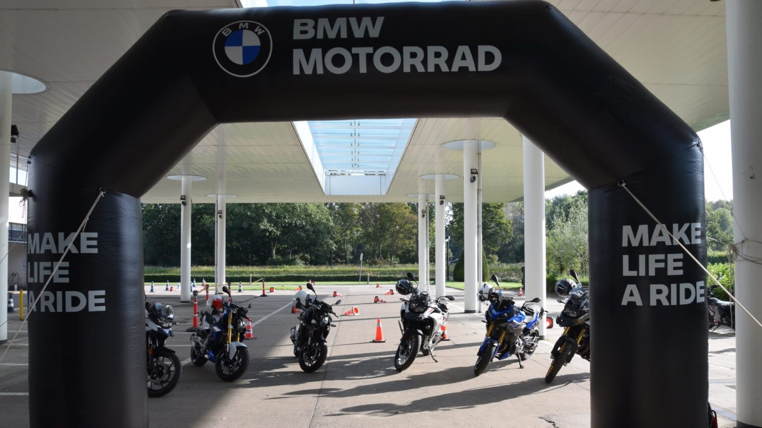 Après 50 voitures, BMW fait également don de motos à des écoles techniques BMW Belux - dont de motos aux écoles techniques