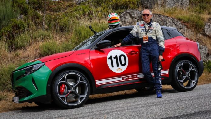 Carlos Tavares, CEO de Stellantis, au volant de l'Alfa Romeo Junior électrique au Caramulo Motorfestival