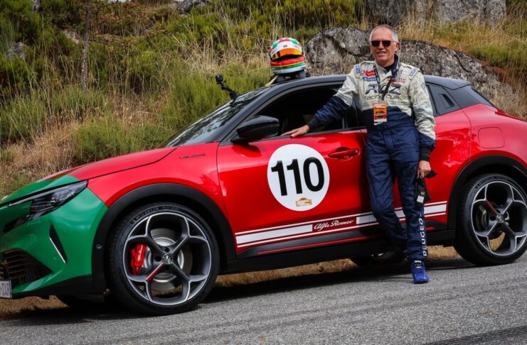 Carlos Tavares, CEO de Stellantis, au volant de l'Alfa Romeo Junior électrique au Caramulo Motorfestival