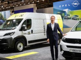 Florian Huettl, CEO d’Opel aux cotés de l'Opel Movano HYDROGEN à l’IAA Transportation 2024