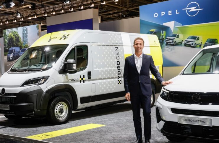 Florian Huettl, CEO d’Opel aux cotés de l'Opel Movano HYDROGEN à l’IAA Transportation 2024