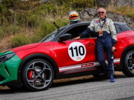 Carlos Tavares, CEO de Stellantis, au volant de l'Alfa Romeo Junior électrique au Caramulo Motorfestival