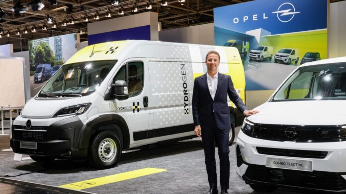 Florian Huettl, CEO d’Opel aux cotés de l'Opel Movano HYDROGEN à l’IAA Transportation 2024