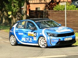 Les voitures de rallye électriques Opel Corsa démarrent au pied du Mont-Blanc