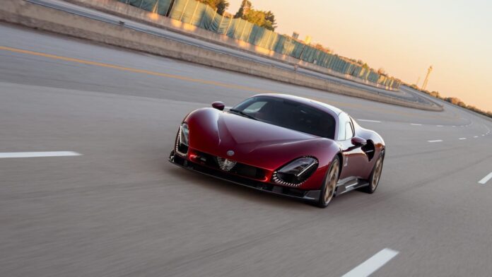 Alfa Romeo 33 Stradale atteint 333 km:h sur le circuit de Nardò en Italie