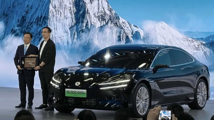 La Denza Z9, 10 millionième véhicule électrique de BYD, remise au créateur de Black Myth Wukong