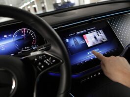 Mercedes-Benz améliore l'aide active au stationnement avec PARKTRONIC