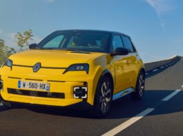 Renault 5 E-Tech electric avec Alpine A290 figurent dans la liste des sept finalistes pour remporter le trophée de voiture de l’année 2025