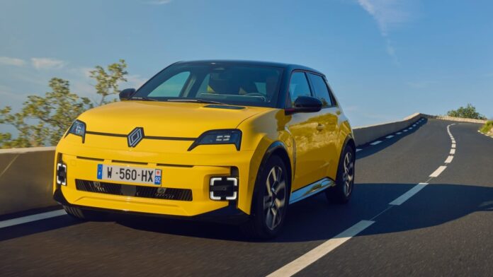 Renault 5 E-Tech electric avec Alpine A290 figurent dans la liste des sept finalistes pour remporter le trophée de voiture de l’année 2025