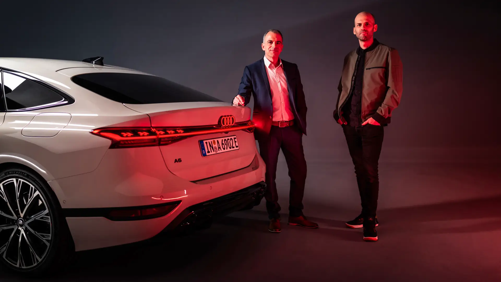 La nouvelle A6 e-tron est la premère Audi à disposer de l'éclairage des quatre anneaux à l'arrière, les concepteurs en parlent