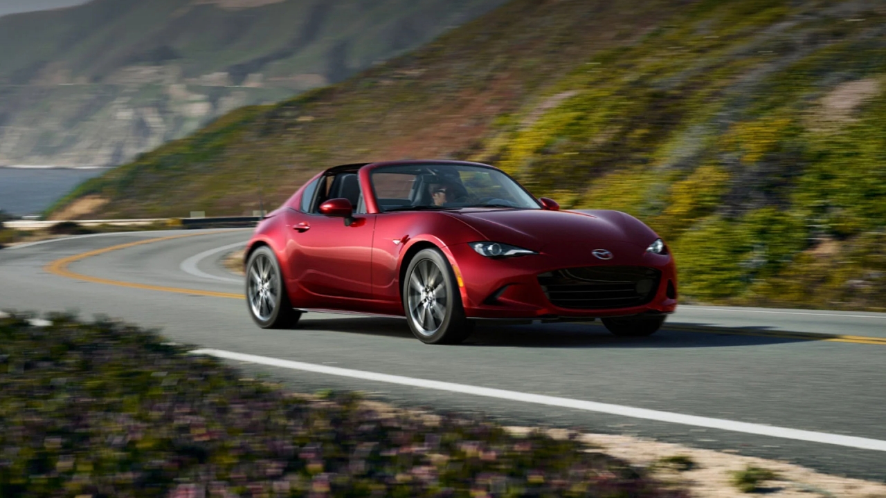 Mazda célèbre les 35 ans du MX-5 à Rétromobile 2025