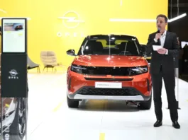 Florian Huettl, CEO d'Opel, présente la gamme électrique de la marque au Salon de Bruxelles 2025