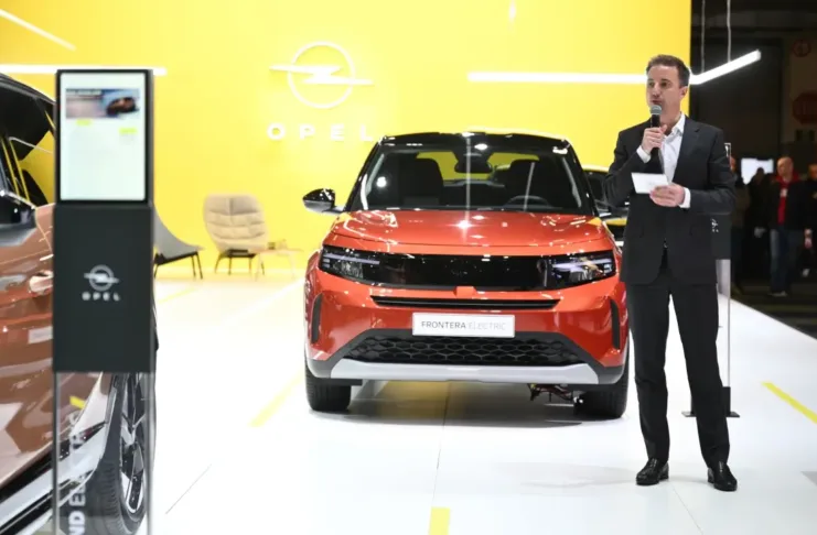 Florian Huettl, CEO d'Opel, présente la gamme électrique de la marque au Salon de Bruxelles 2025