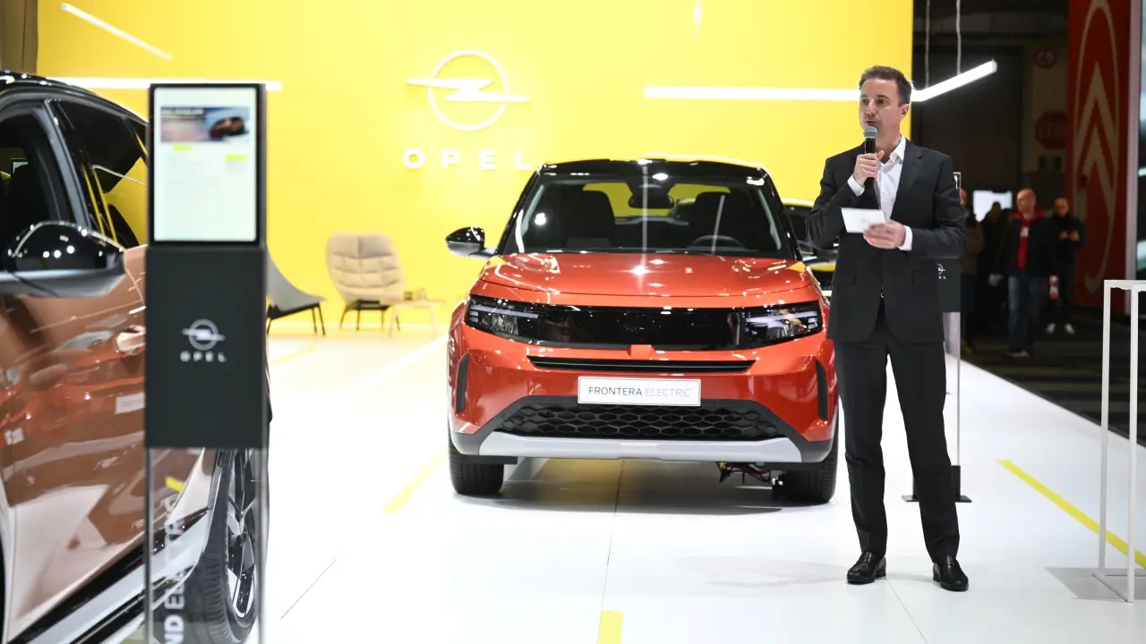 Florian Huettl, CEO d'Opel, présente la gamme électrique de la marque au Salon de Bruxelles 2025