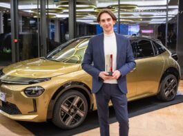 Emanuele Tomassorri (designer extérieur Lancia) reçoit le trophée du design de L'Automobile Magazine pour Lancia Ypsilon - crédit - L'Automobile Magazine:Alexandre Krassovsky