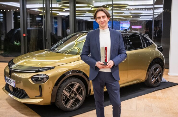Emanuele Tomassorri (designer extérieur Lancia) reçoit le trophée du design de L'Automobile Magazine pour Lancia Ypsilon - crédit - L'Automobile Magazine:Alexandre Krassovsky
