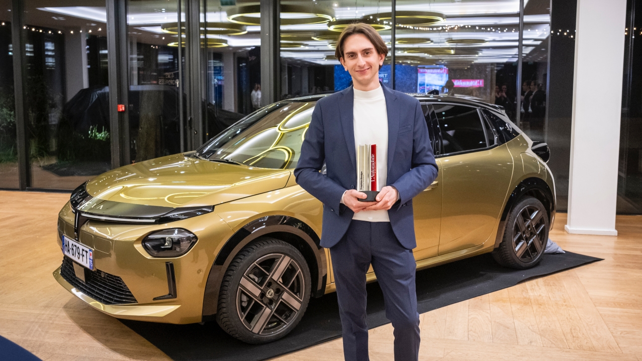 Emanuele Tomassorri (designer extérieur Lancia) reçoit le trophée du design de L'Automobile Magazine pour Lancia Ypsilon - crédit - L'Automobile Magazine:Alexandre Krassovsky