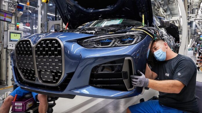 Trump met en application la taxe de 25 % sur les voitures importées aux États-Unis