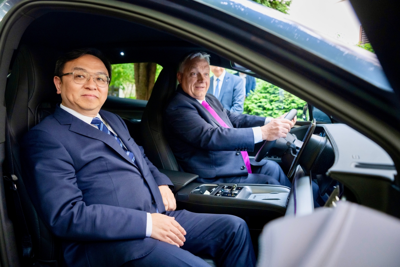 Le président de BYD, Wang Chuanfu, présente le véhicule le plus avancé de BYD, le BYD SEALION 7, au Premier ministre hongrois Viktor Orbán