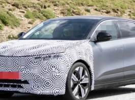 Renault Mégane E-Tech restylée capturée camouflée en plein tests ©DR
