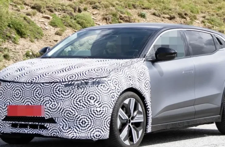 Renault Mégane E-Tech restylée capturée camouflée en plein tests ©DR