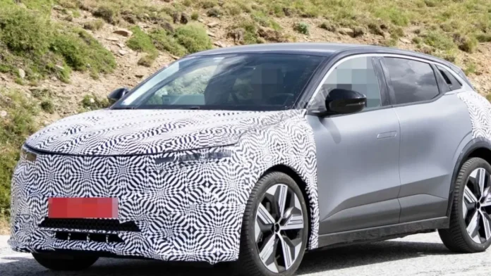 Renault Mégane E-Tech restylée capturée camouflée en plein tests ©DR
