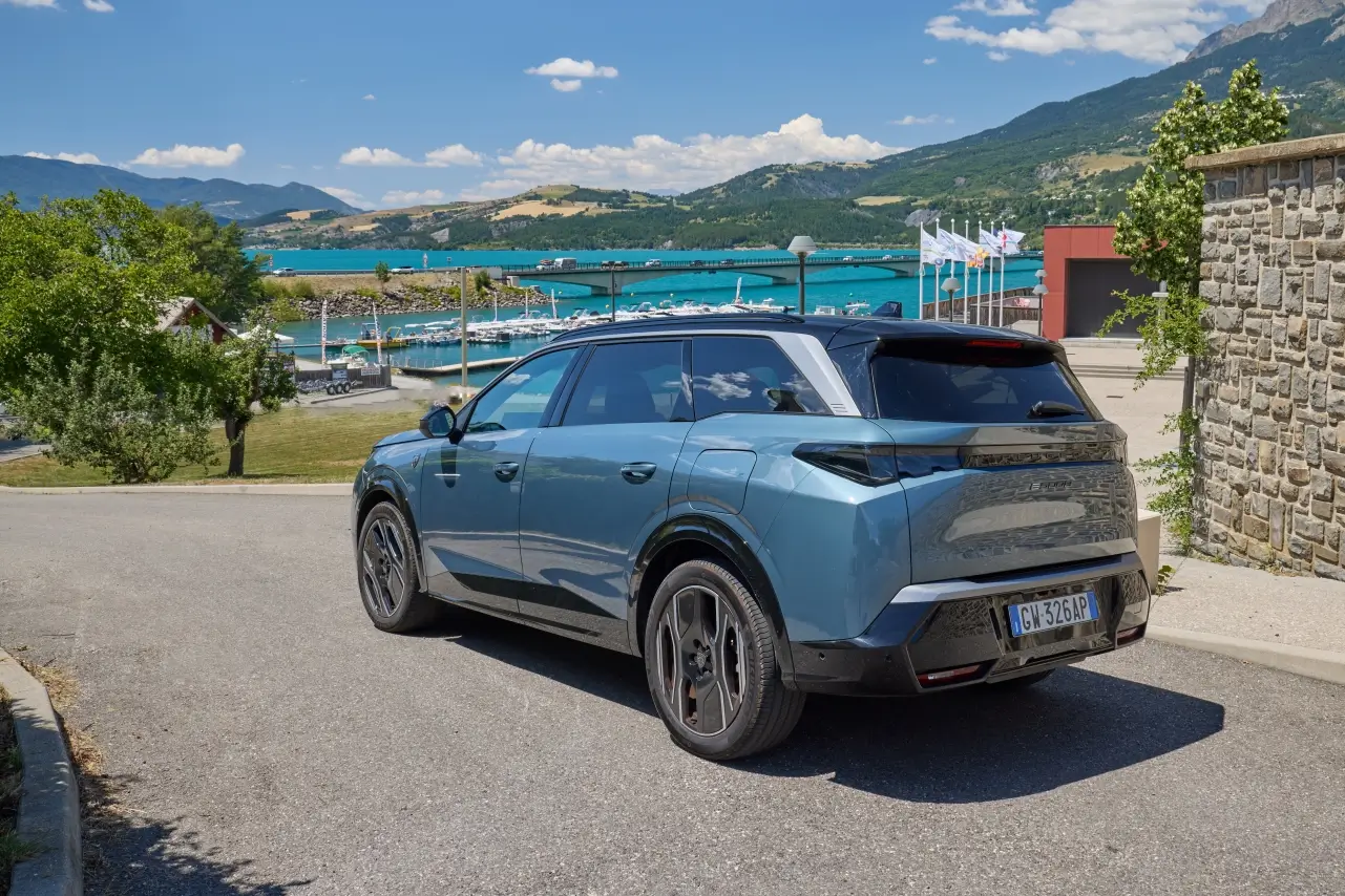 Essai Peugeot E-5008 électrique 2025