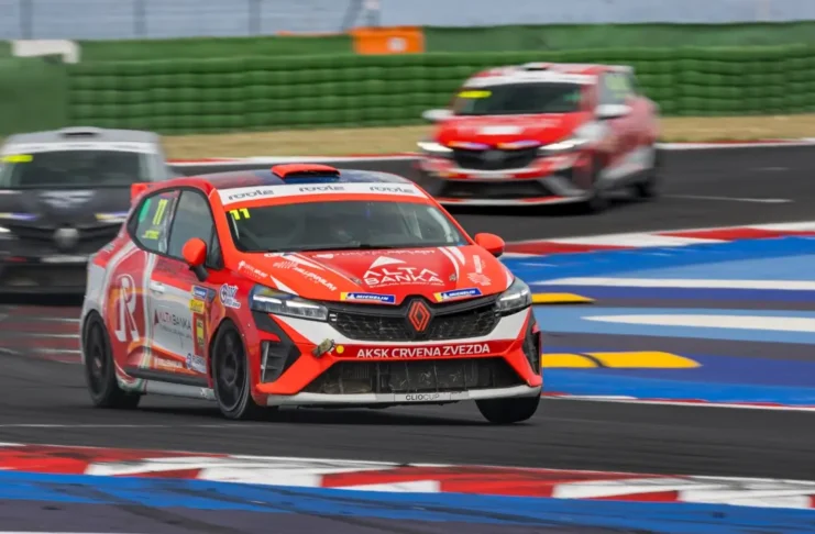 Torelli et Castelli enflamment Misano - la Clio Cup Series relancée