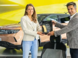 Kerstin Meier-Detjen, membre du conseil d'administration de l'Aktion Gesunder Rücken e.V., remet au directeur d'Opel, Jonas Eisenbraun, le prix pour plus de 20 ans de position assise particulièrement douce pour le dos